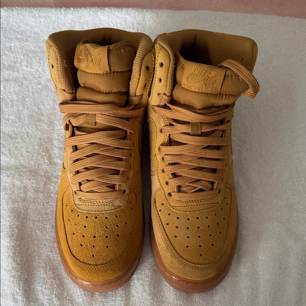 Nike Air Force 1 High LV8
Wheat